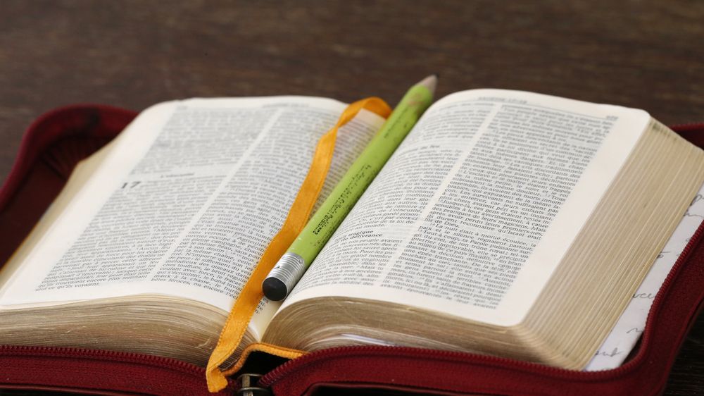 Několik základních škol v Utahu zakázalo Bibli kvůli „vulgaritě a násilí“